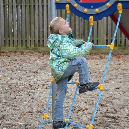 Kinderrutsche mit Seilaufstieg